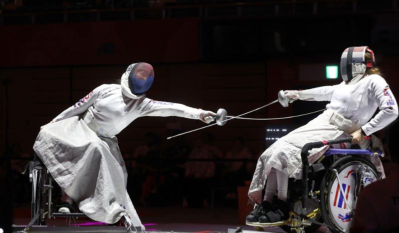 Cho Eunhye (kiri) berlaga dalam final nomor epee perorangan putri kategori B cabang anggar kursi roda Asian Para Games Aichi-Nagoya 2026 pada tanggal 21 Oktober 2026 di Inae Sports Center, Kota Nagoya, Jepang. 