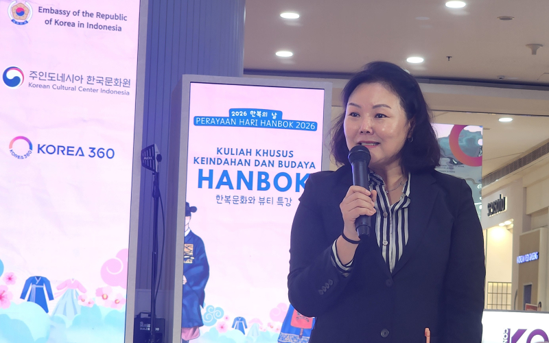 Kim Hyun-joo saat menyampaikan materi dalam Kuliah Khusus: Keindahan dan Budaya Hanbok pada Senin (19/10/2026) di Main Atrium KOREA 360, Jakarta. 
