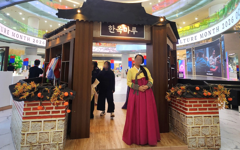 Seorang pengunjung mengenakan hanbok dalam Perayaan Hari Hanbok 2026 pada Senin (19/10/2026) di Main Atrium KOREA 360, Jakarta. 