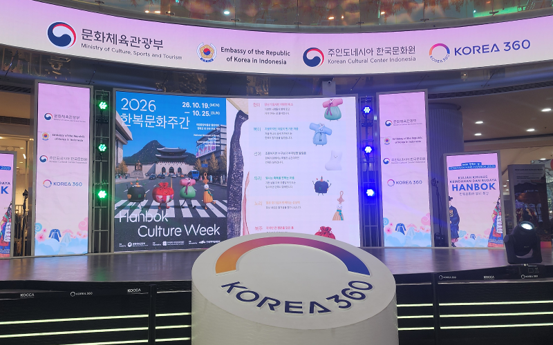 Poster digital 2026 Hanbok Culture Week yang menampilkan karakter-karakter terinspirasi dari pakaian dan aksesori tradisional Korea pada Senin (19/10/2026) di Main Atrium KOREA 360, Jakarta. 