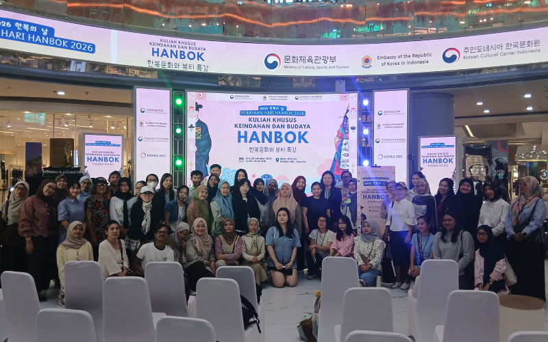 Foto bersama peserta Kuliah Khusus: Keindahan dan Budaya Hanbok pada Senin (19/10/2026) di Main Atrium KOREA 360, Jakarta.  
