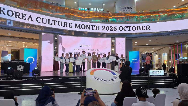 Para pemenang dan finalis K-Dessert Contest 2026: Sweet Connection berfoto dengan dewan juri tanggal 19 Oktober 2026 di Main Atrium KOREA 360, Jakarta. 