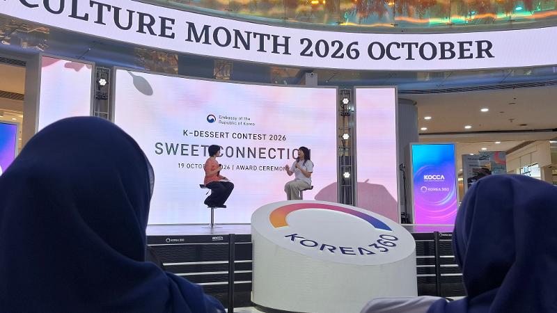 Luvita Ho (kanan) membagikan perjalanan kariernya pada sesi gelar wicara di Acara Penghargaan Pemenang K-Dessert Contest 2026: Sweet Connection tanggal 19 Oktober 2026 di Main Atrium KOREA 360, Jakarta. 