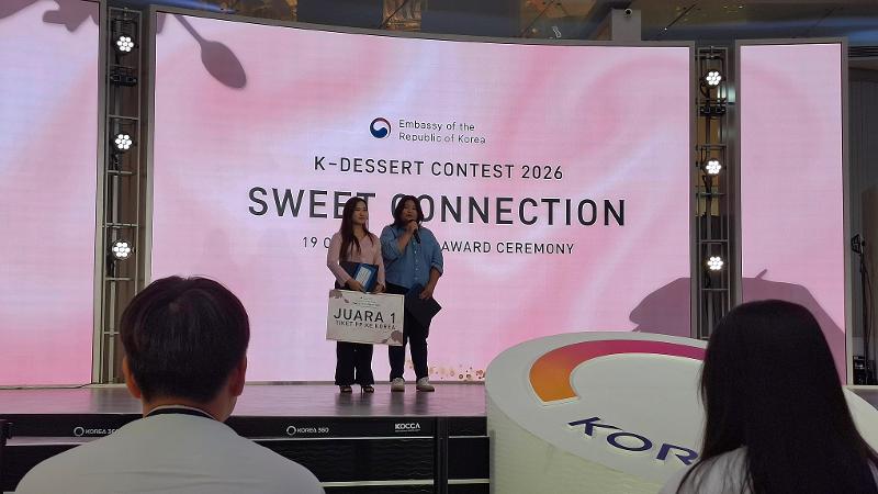 Potret Livia Putri Budiana (kiri) dan Claudia Maria Atmadjaja (kanan) selaku juara pertama K-Dessert Contest 2026: Sweet Connection menyampaikan kesan dan pesan mereka tanggal 19 Oktober 2026 di Main Atrium KOREA 360, Jakarta. 