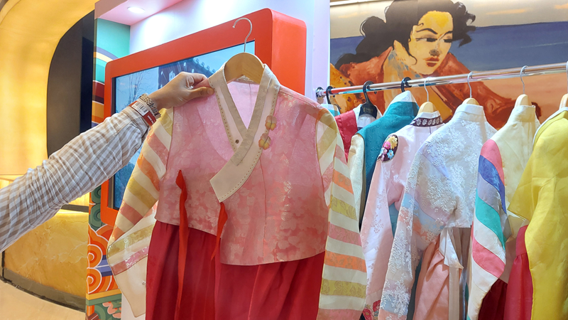 Potret berbagai hanbok berwarna-warni yang tersedia untuk pengunjung di stan KCCI pada pertunjukan komedi seni bela diri nonverbal Korea, JUMP, pada Jumat (23/10/2026) di Teater Ciputra Artpreneur, Jakarta. 