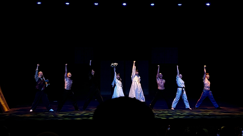 Para pemain melakukan pose penutup setelah pertunjukan komedi seni bela diri nonverbal Korea, JUMP, pada Sabtu (24/10/2026) di Teater Ciputra Artpreneur, Jakarta. 