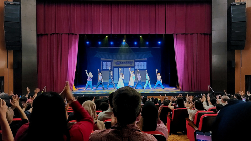 Suasana tepuk tangan meriah dari penonton menghiasi teater setelah pertunjukan komedi seni bela diri nonverbal Korea, JUMP, berakhir pada Sabtu (24/10/2026) di Teater Ciputra Artpreneur, Jakarta. 