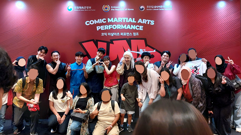 Potret para pengunjung berfoto bersama para pemain seusai pertunjukan komedi seni bela diri nonverbal Korea, JUMP, pada Jum’at (23/10/2026) di Teater Ciputra Artpreneur, Jakarta.  