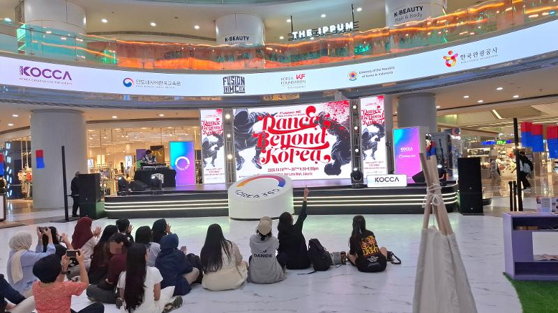 Suasana para penonton pada pertunjukan Dance Beyond Korea tanggal 19 Oktober 2026 di Main Atrium KOREA 360, Jakarta. 