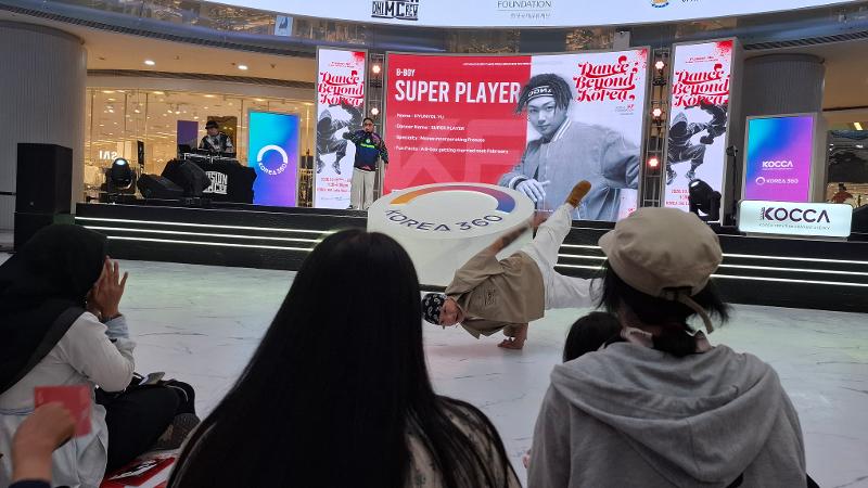 Seorang b-boy Fusion MC bernama Super Player menampilkan aksi breaking dance tunggalnya pada pertunjukan Dance Beyond Korea tanggal 19 Oktober 2026 di Main Atrium KOREA 360, Jakarta. 
