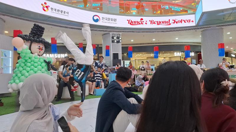 Seorang b-boy Fusion MC menampilkan aksi akrobatiknya sambil mengajak penonton berinteraksi pada pertunjukan Dance Beyond Korea tanggal 19 Oktober 2026 di Main Atrium KOREA 360, Jakarta.
