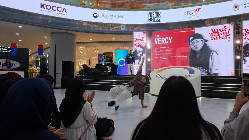 Aksi breaking dance energik ditampilkan oleh Vercy sebagai satu-satunya b-girl Fusion MC yang hadir pada pertunjukan Dance Beyond Korea tanggal 19 Oktober 2026 di Main Atrium KOREA 360, Jakarta. 