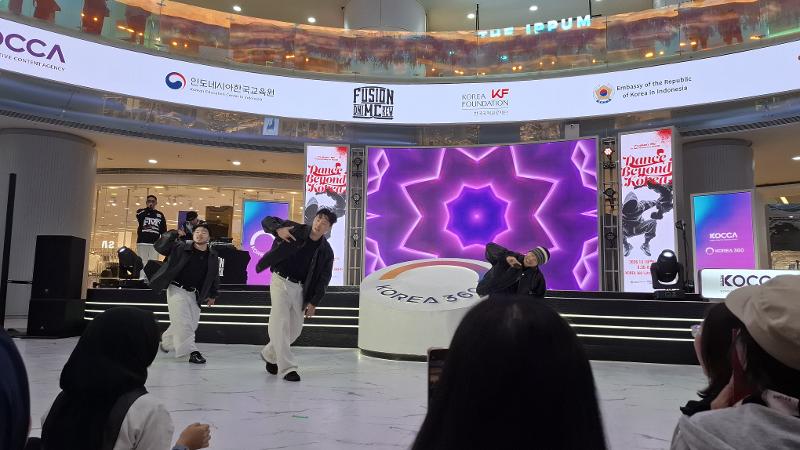Harmoni breaking dance dan tari K-Pop pada pertunjukan Dance Beyond Korea tanggal 19 Oktober 2026 di Main Atrium KOREA 360, Jakarta. 