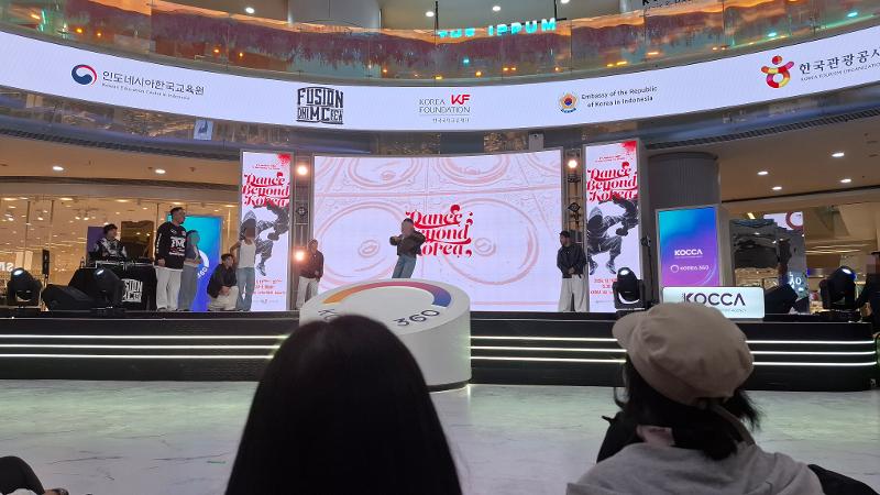 Segmen interaktif mengajak penonton untuk menunjukkan bakat menari K-Pop mereka pada pertunjukan Dance Beyond Korea tanggal 19 Oktober 2026 di Main Atrium KOREA 360, Jakarta. 