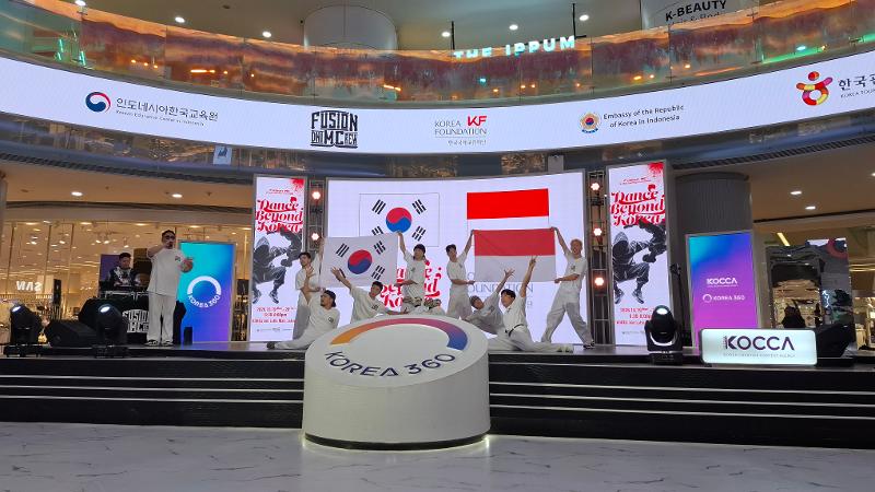 Bendera Korea dan Indonesia dibentangkan oleh para penari Fusion MC sebagai lambang persatuan kedua negara pada pertunjukan Dance Beyond Korea tanggal 19 Oktober 2026 di Main Atrium KOREA 360, Jakarta.  