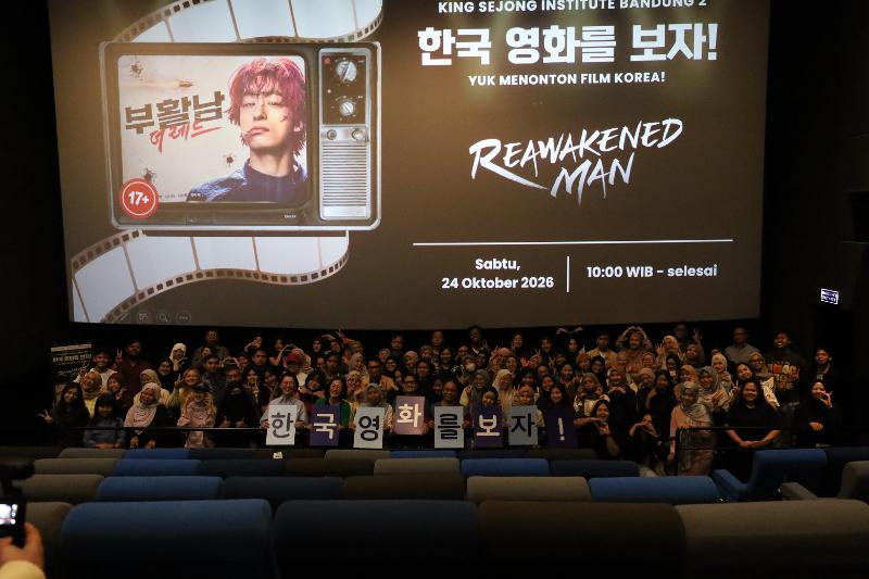 Para penonton beserta guru dan staf KSI Bandung 2 berfoto bersama setelah menyaksikan film Korea berjudul Reawakened Men: The Red pada hari Sabtu (24/10/2026) di CGV Kings Mall, Bandung. (KSI Bandung 2)  