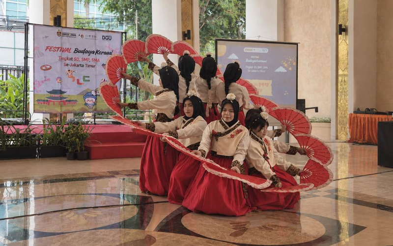 Gongjak Buchaechum UNAS memperkenalkan seni tari kipas tradisional Korea kepada pengunjung dalam Festival Budaya 2026: Hangeul Day & Chuseok pada tanggal 11 Oktober 2026 di UNIKA Atma Jaya, Jakarta. (Yuliana Jasin) 