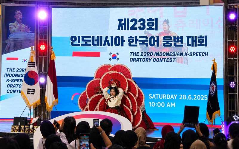 Kelompok tari Gongjak Buchaechum UNAS menampilkan tari kipas tradisional Korea dengan susunan kipas merah berlapis pada The 23rd Indonesian K-Speech Oratory Contest tanggal 28 Juni 2025 di Korea 360, Lotte Mall Jakarta. (Aisya) 