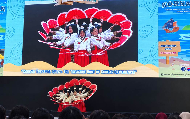 Kelompok tari Gongjak Buchaechum UNAS menampilkan tari kipas tradisional Korea dalam acara KORNATION bertema Korean Treasure Quest: The Treasure Hunt of Korean Experience! pada tanggal 18 Januari 2025 di Auditorium Universitas Nasional, Jakarta. (Aisya) 