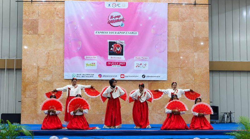 Kelompok tari Gongjak Buchaechum UNAS membawakan tari kipas tradisional Korea dalam K-Pop Carnaval pada tanggal 19 Juli 2025 di Universitas Mercu Buana, Jakarta. (Aisya) 