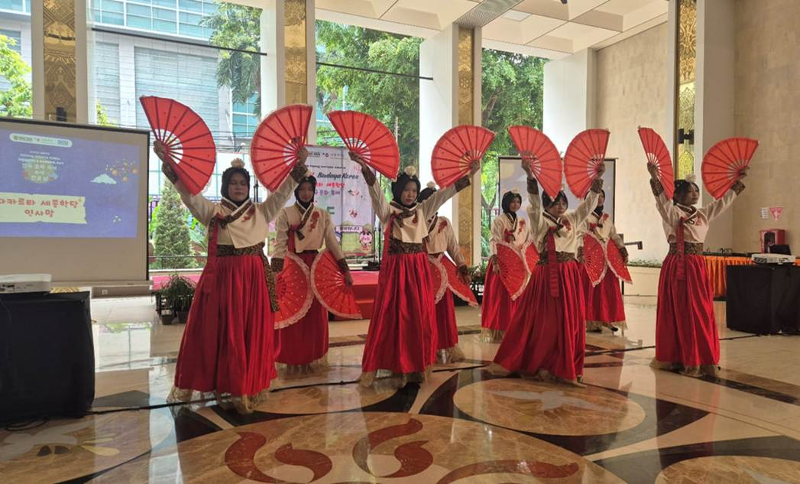 Gongjak Buchaechum UNAS memperkenalkan seni tari kipas tradisional Korea kepada pengunjung dalam Festival Budaya 2026: Hangeul Day & Chuseok pada tanggal 11 Oktober 2026 di UNIKA Atma Jaya, Jakarta. (Yuliana Jasin)  