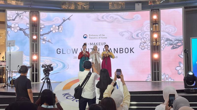Amma Muliana (tengah) selaku penata rias berfoto bersama dua model yang mengenakan hanbok pada K-Makeup: Glow with Hanbok pada 20 Oktober 2026 di Main Atrium KOREA 360, Jakarta. 