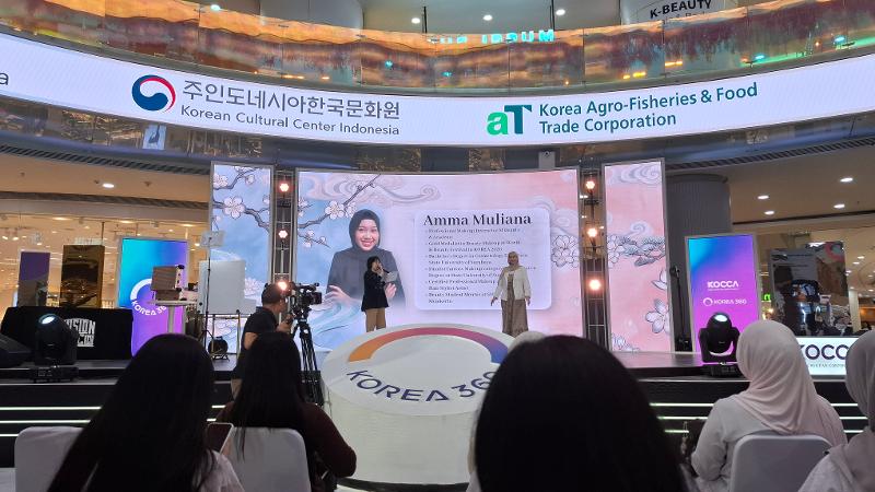 Potret Laska Avelya selaku pembawa acara (kiri) dan Amma Muliana (kanan) selaku narasumber pada K-Makeup: Glow with Hanbok tanggal 20 Oktober 2026 di Main Atrium KOREA 360, Jakarta. 