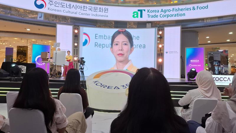 Hasil riasan wajah alami pada K-Makeup: Glow with Hanbok tanggal 20 Oktober 2026 di Main Atrium KOREA 360, Jakarta memberikan nuansa yang muda, ceria, dan lembut. 
