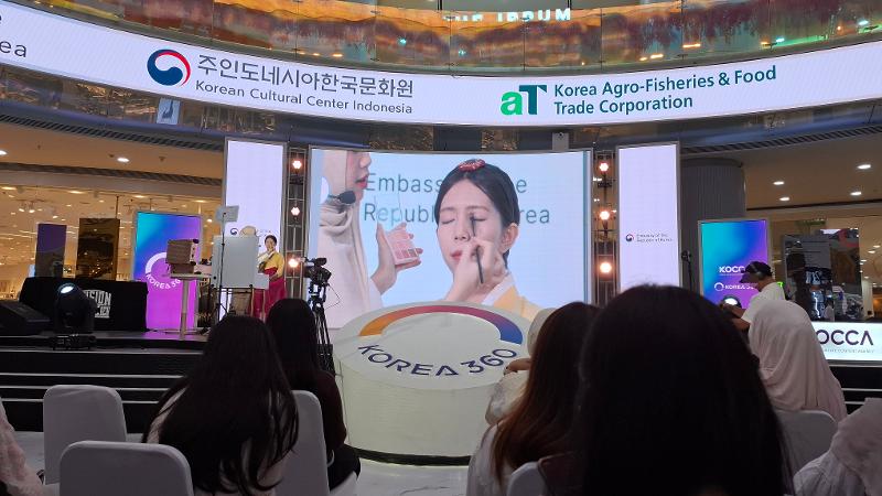 Potret Amma Muliana mengaplikasikan perona mata berwarna pink peach untuk memberikan tampilan yang alami dan ceria pada K-Makeup: Glow with Hanbok tanggal 20 Oktober 2026 di Main Atrium KOREA 360, Jakarta. 