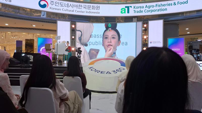Potret Amma Muliana mengaplikasikan pewarna bibir untuk riasan wajah pengantin wanita Korea pada K-Makeup: Glow with Hanbok tanggal 20 Oktober 2026 di Main Atrium KOREA 360, Jakarta.  