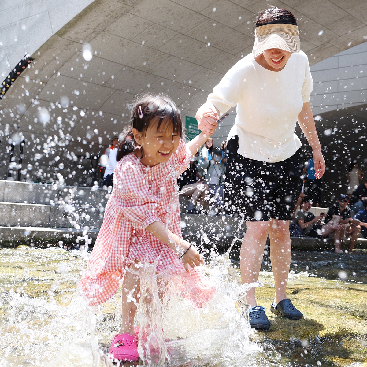 Cheonggyecheon Splash Fest
