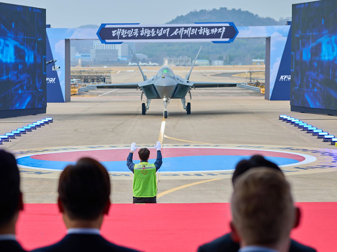 Korea Luncurkan KF-21, Presiden Lee Deklarasikan Tonggak Baru Kemandirian Pertahanan