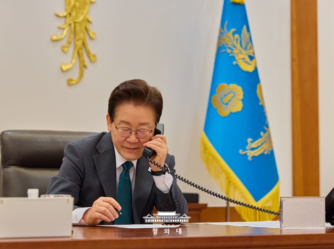 Presiden Lee Telepon PM Belanda untuk Perkuat Kerja Sama Semikonduktor dan AI